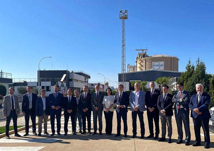 Foto de familia junto a las empresas del Polo.