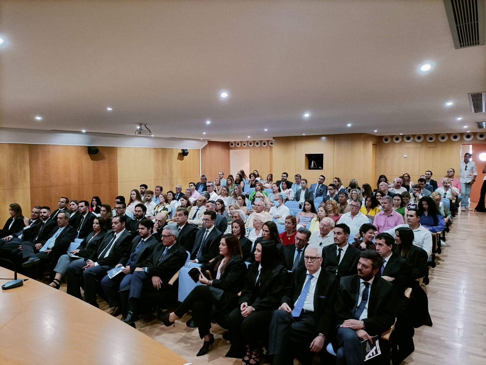 Los nuevos colegiados y el público asistente