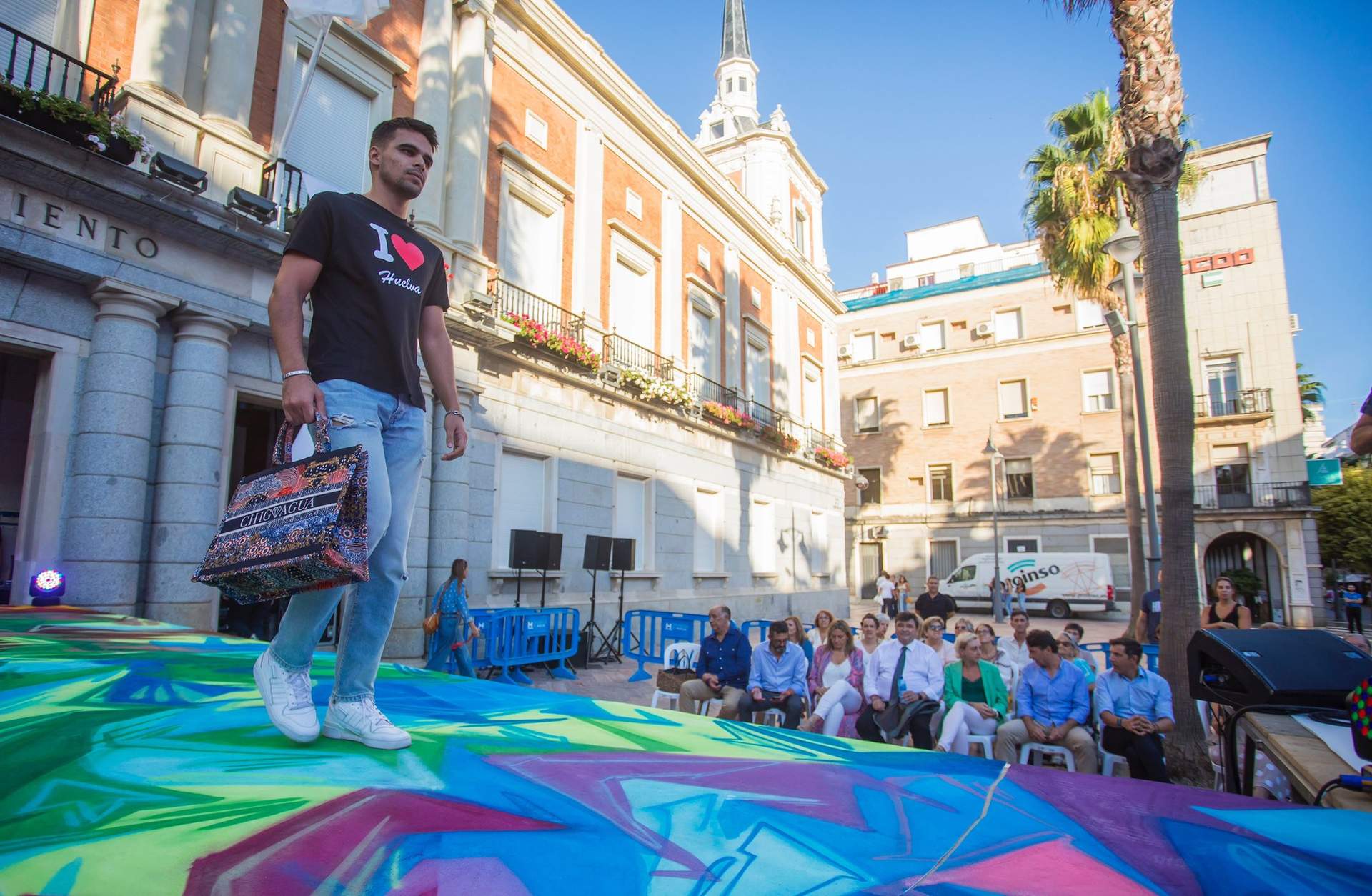 Hombres y mujeres desfilaron por la pasarela de moda