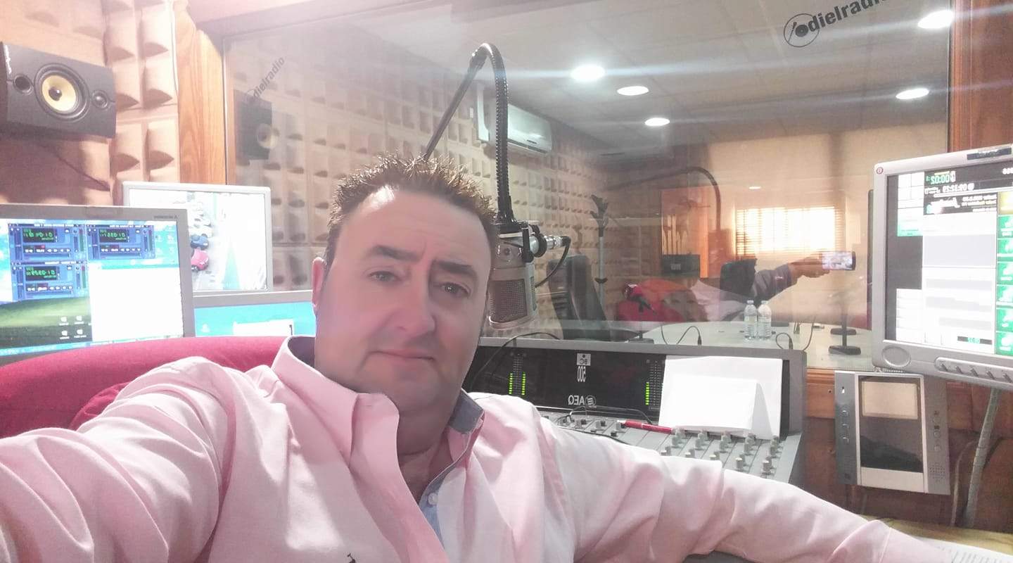 Posando en el estudio de Odiel Radio