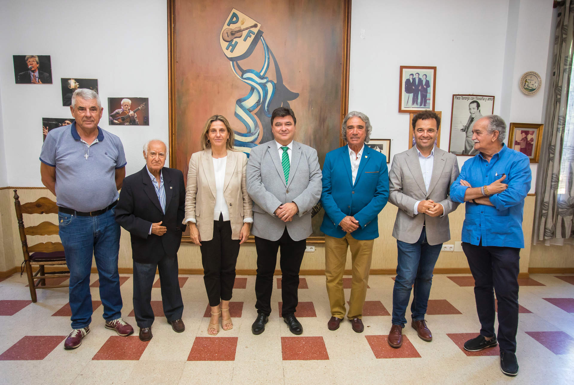 El alcalde de Huelva posa con los miembros de la Peña flamenca