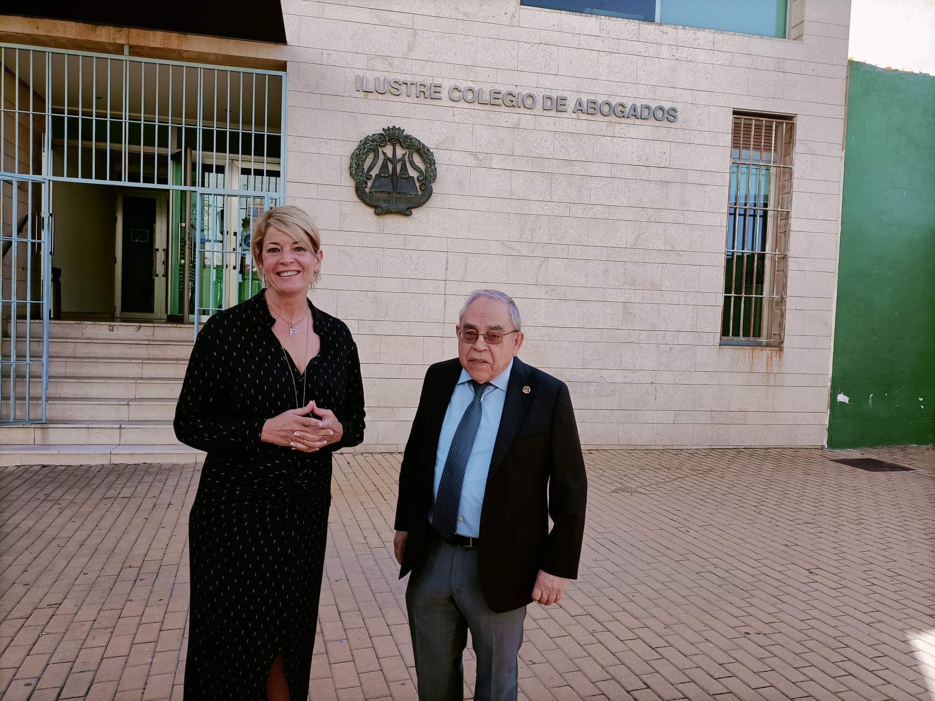La presidenta del Puerto junto a la sede del Colegio de Abogados