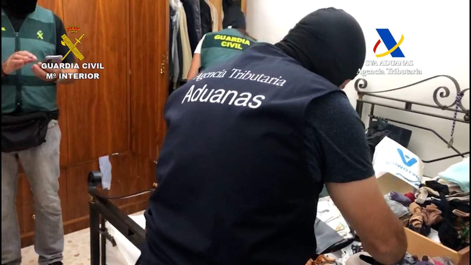 Un agente inspecciona lo incautado.