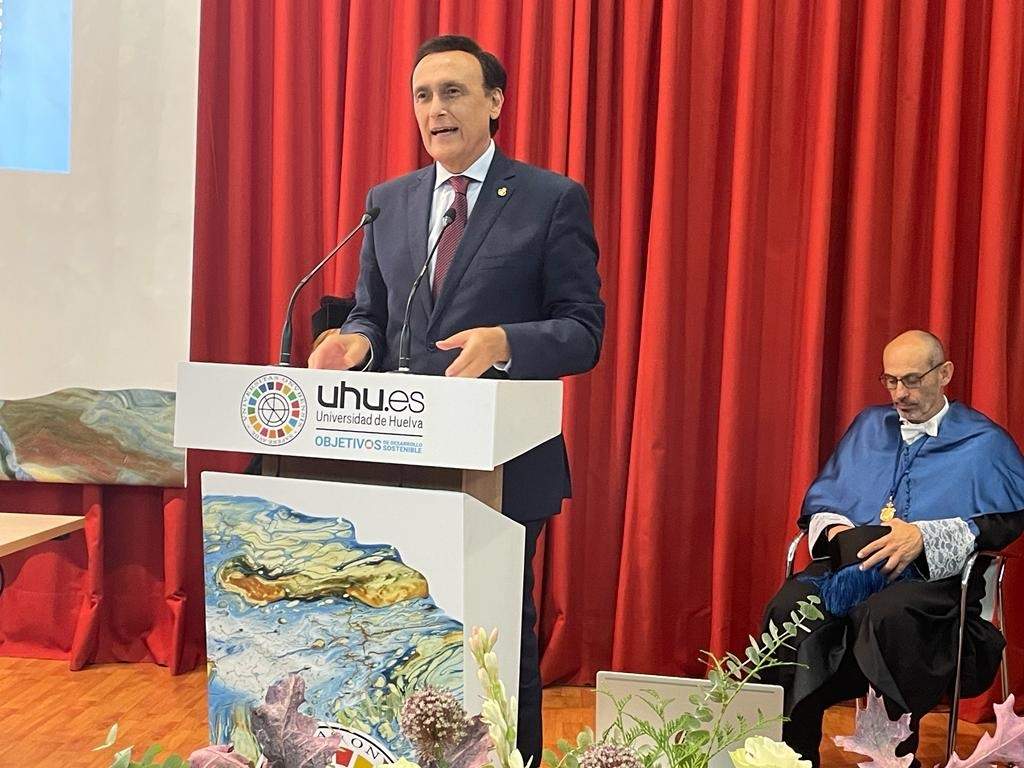 El consejero Villamandos en la apertura del Curso oficial en la UHU.