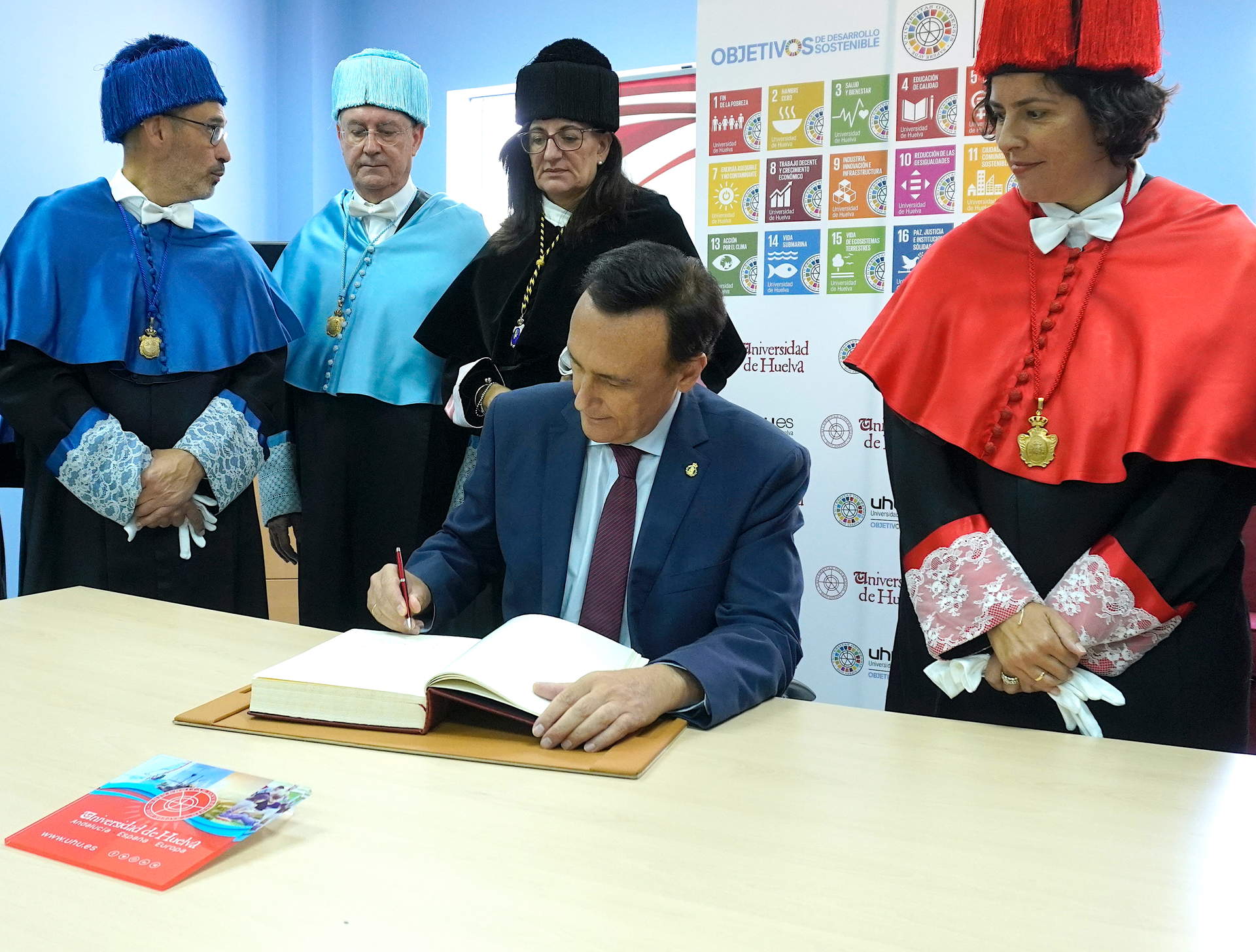 Firma del consejero en el libro de la UHU.