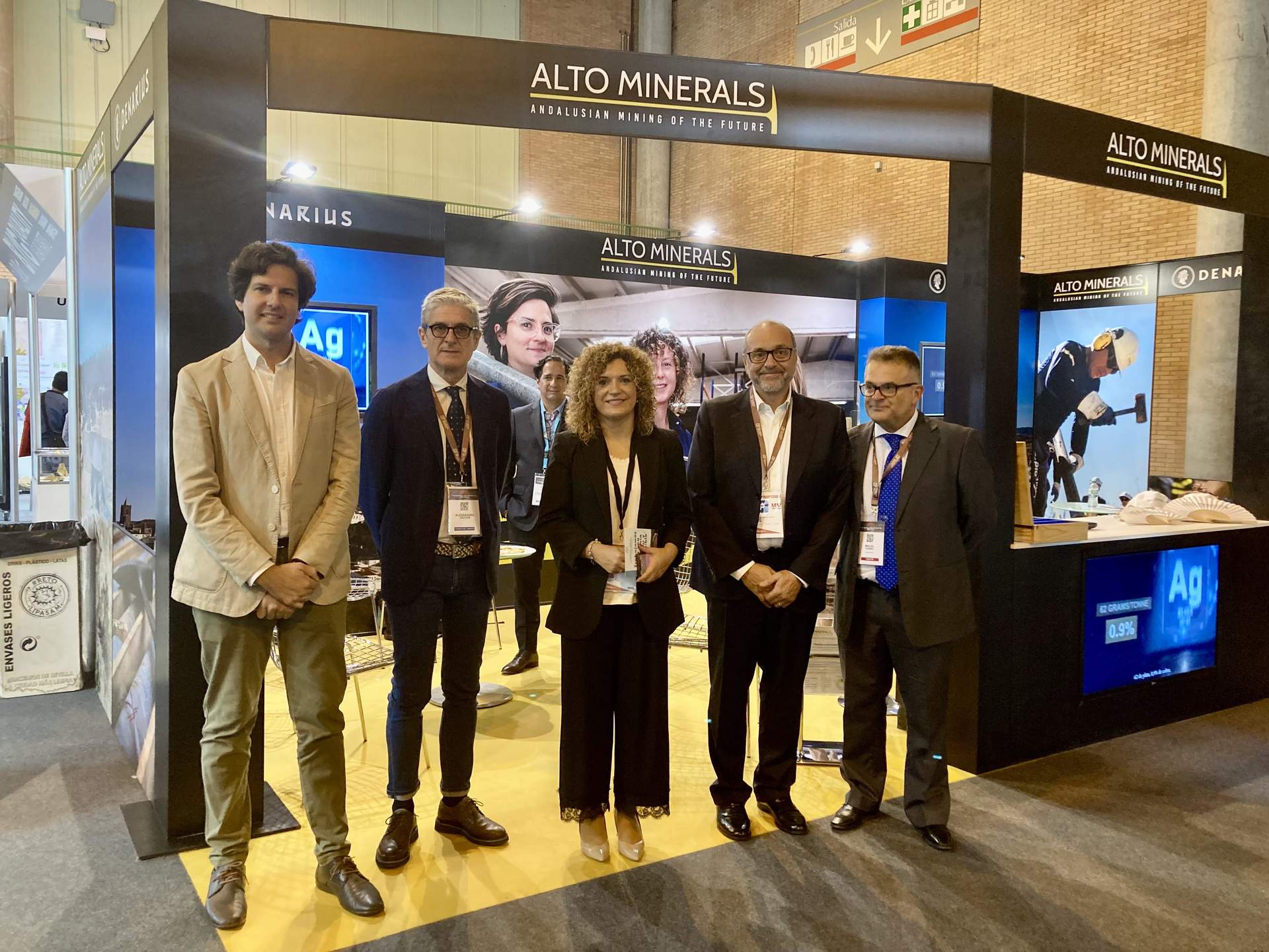 Visita de la presidenta de la Diputación al stand de Alto Minerals.