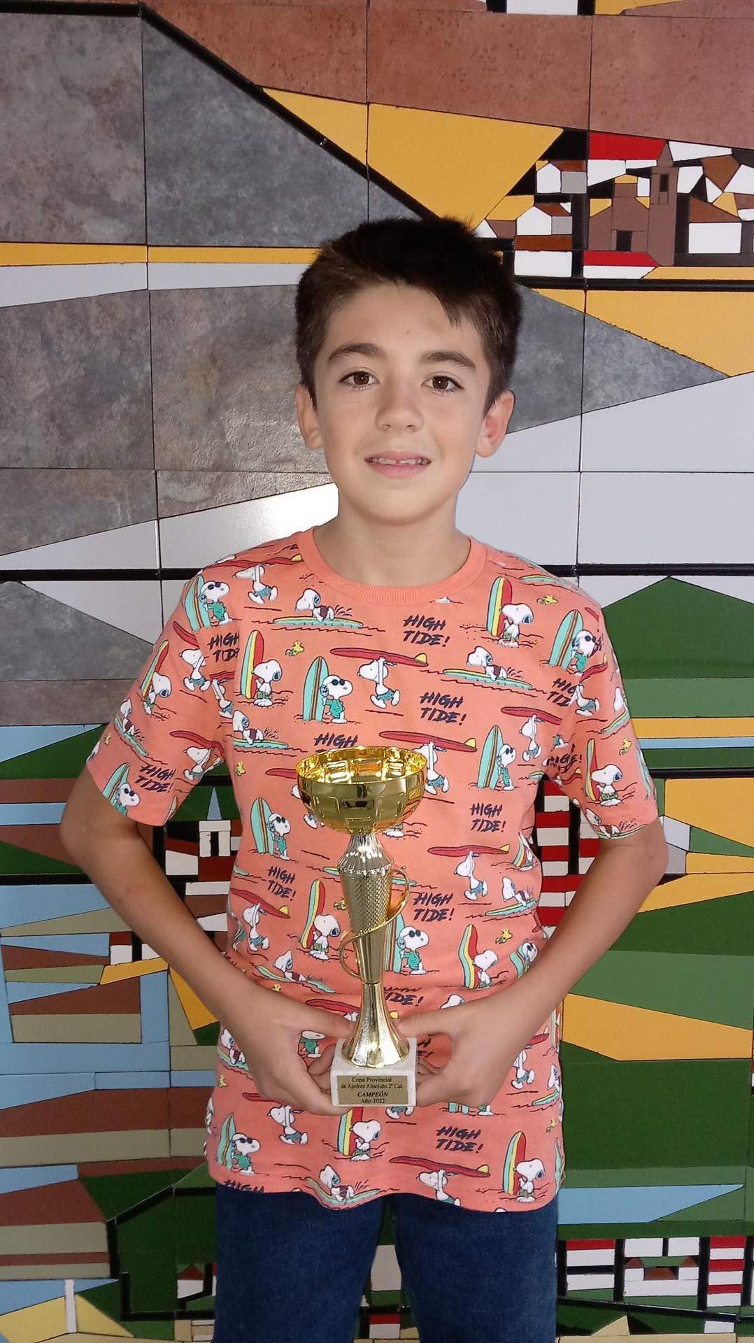 El joven recogiendo el título de campeón de 2 División