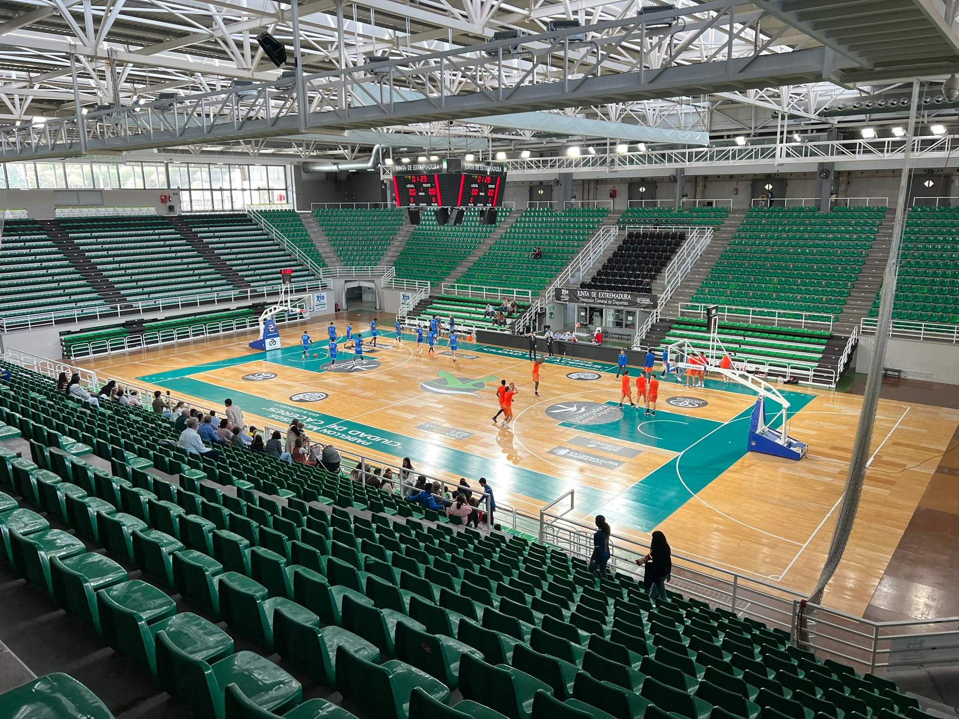 El partido se jugó en el Multiusos de Cáceres.