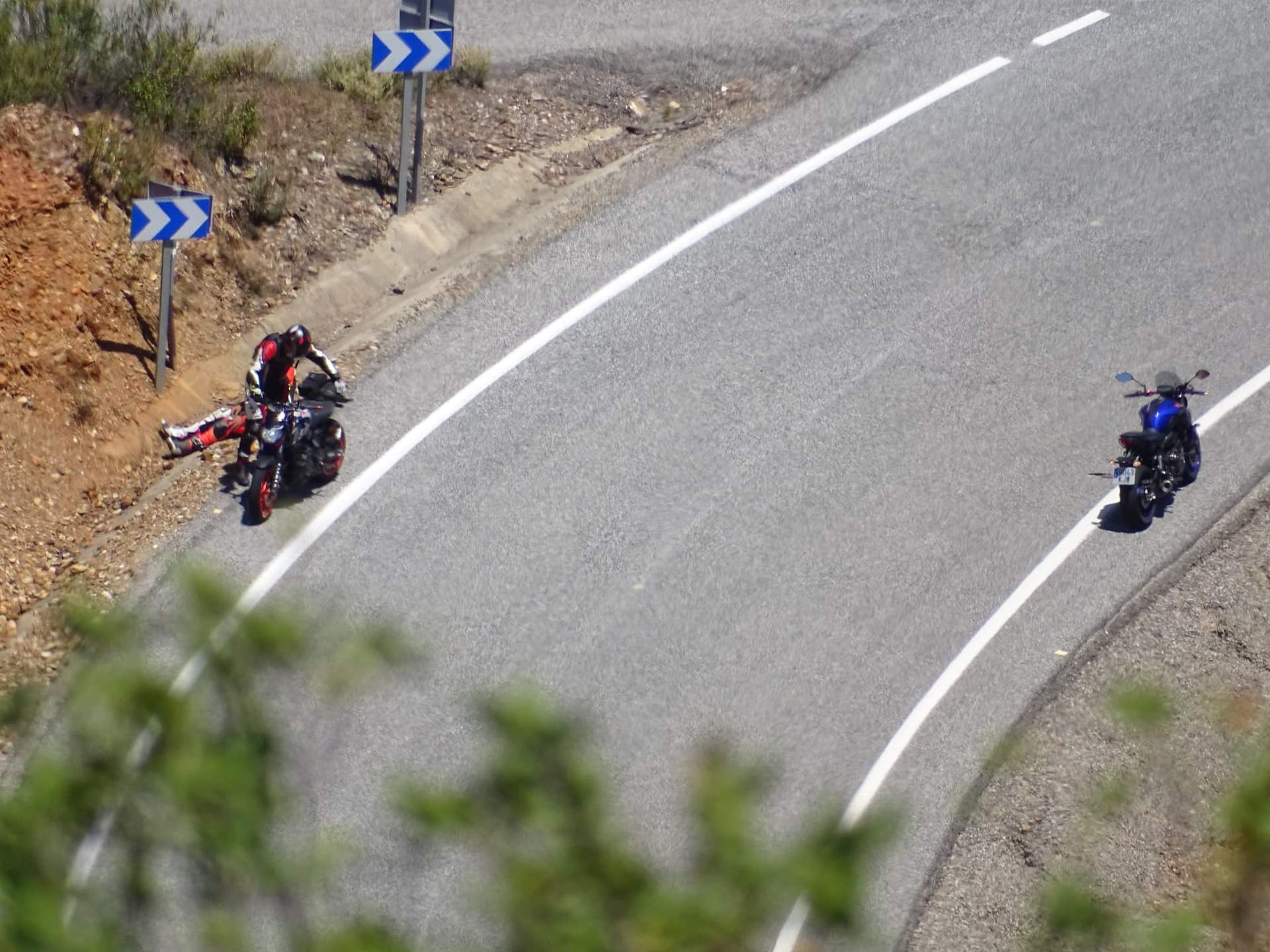 Motoristas en una curva de la HU-4103