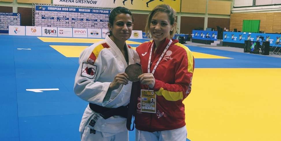 Cinta García (izquierda) y Almudena Gómez con la medalla obtenida en Varsovia.