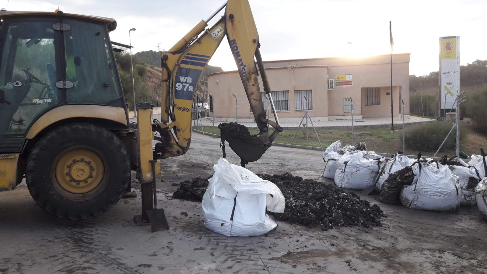 Carga destino al vertedero derramada junto al pueblo de Nerva.