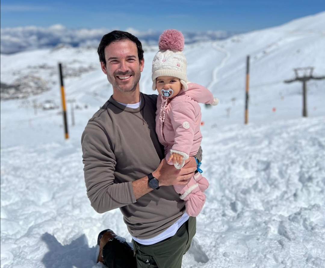 Junto a su hija, de excursión.