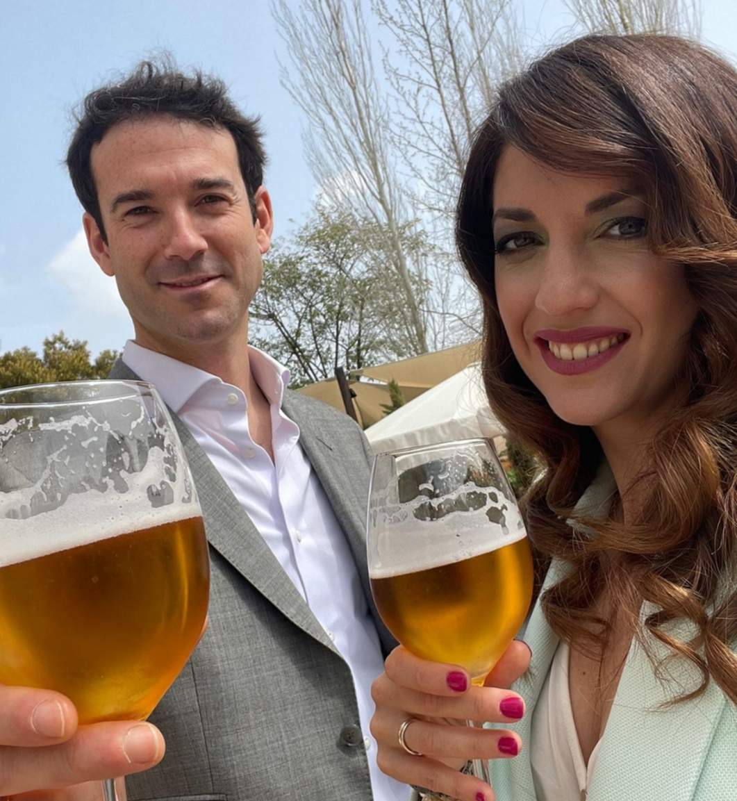 Junto a su esposa.