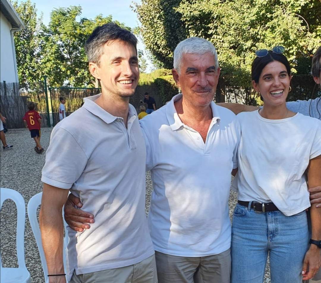 Junto a su familia