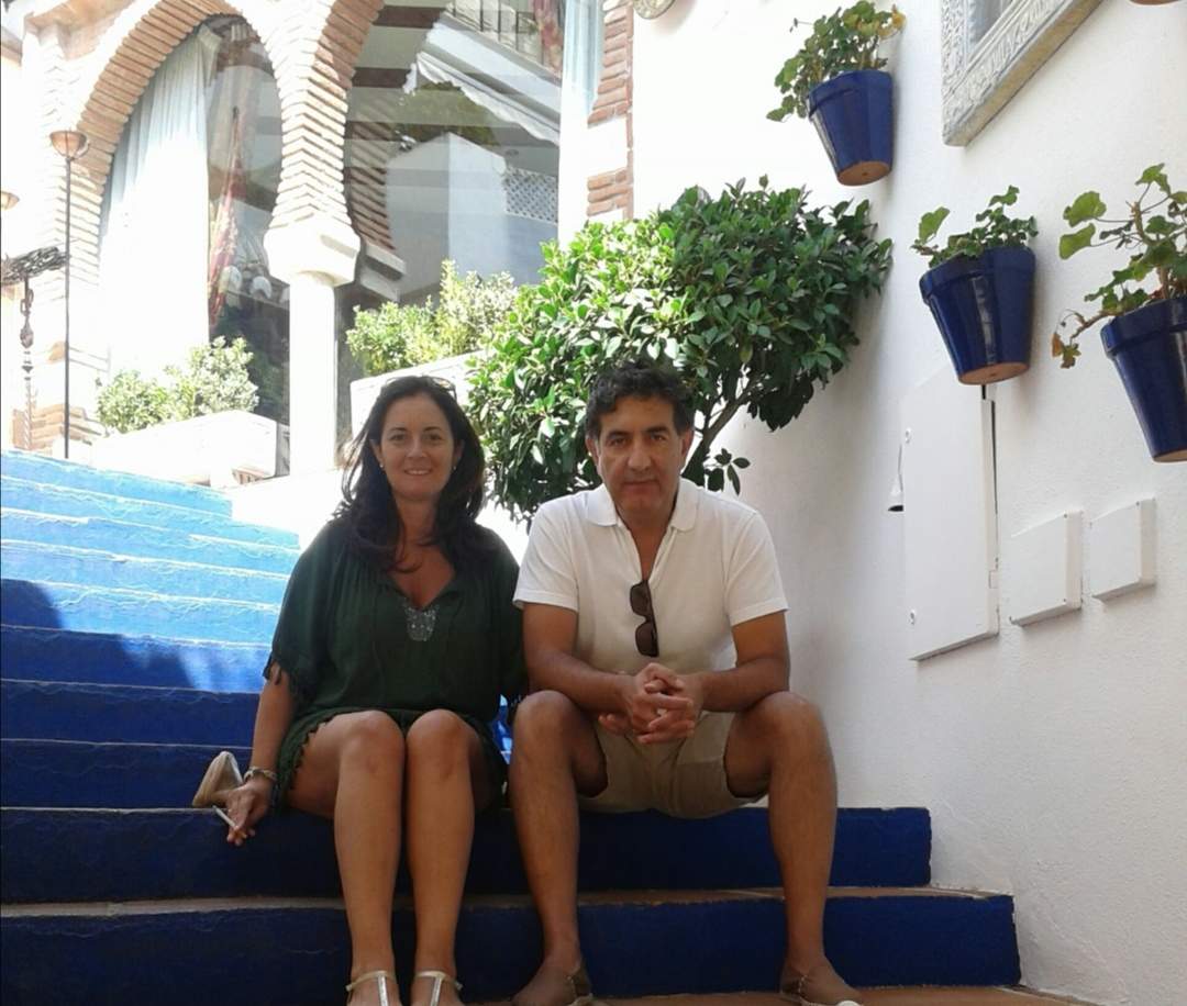 Junto a su esposa.