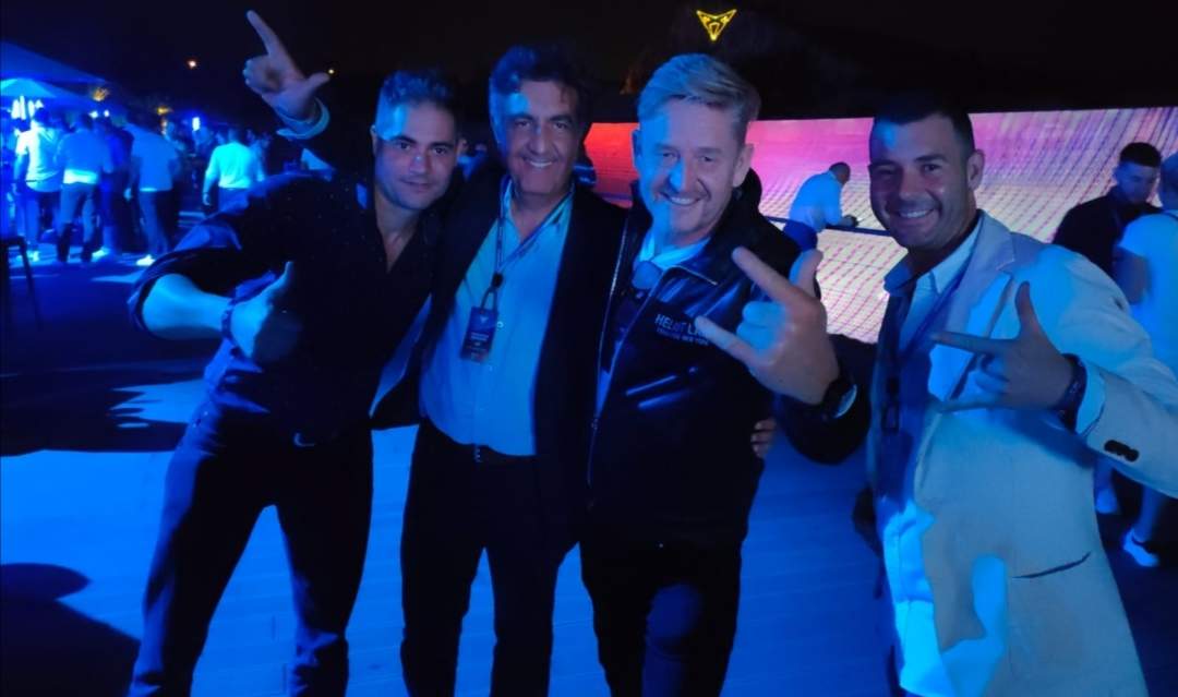 Junto a un grupo de amigos