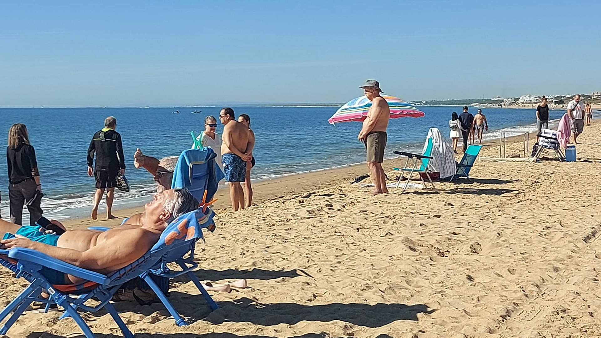 Playas con ambiente de verano, un 6 de noviembre en Huelva.