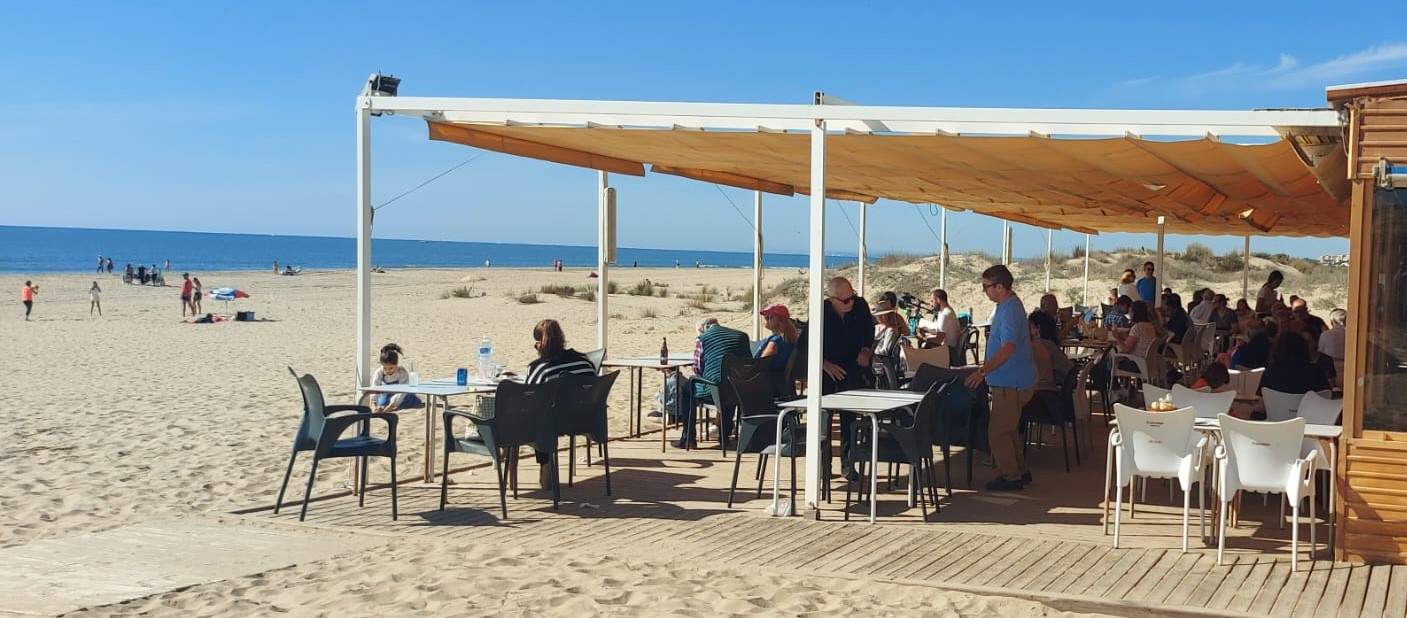 Chiringuitos a rebosar el 6 de noviembre en las playas de Huelva