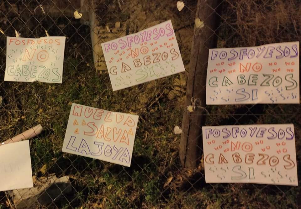 Carteles que llaman a proteger los Cabezos