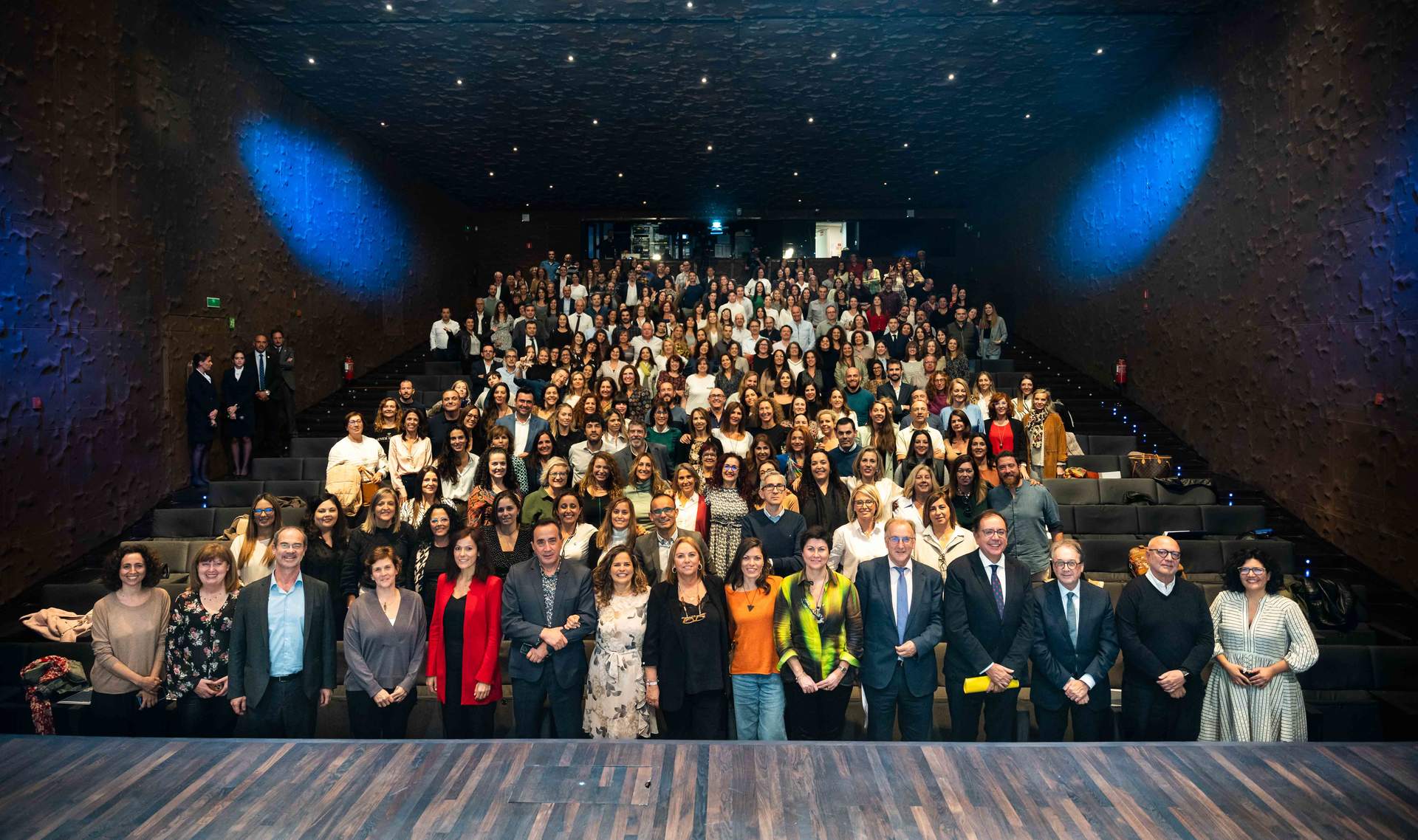 Foto 1 Autoridades y profesionales que participan en el programa Reincorpora durante la jornada celebrada en CaixaForum Madrid