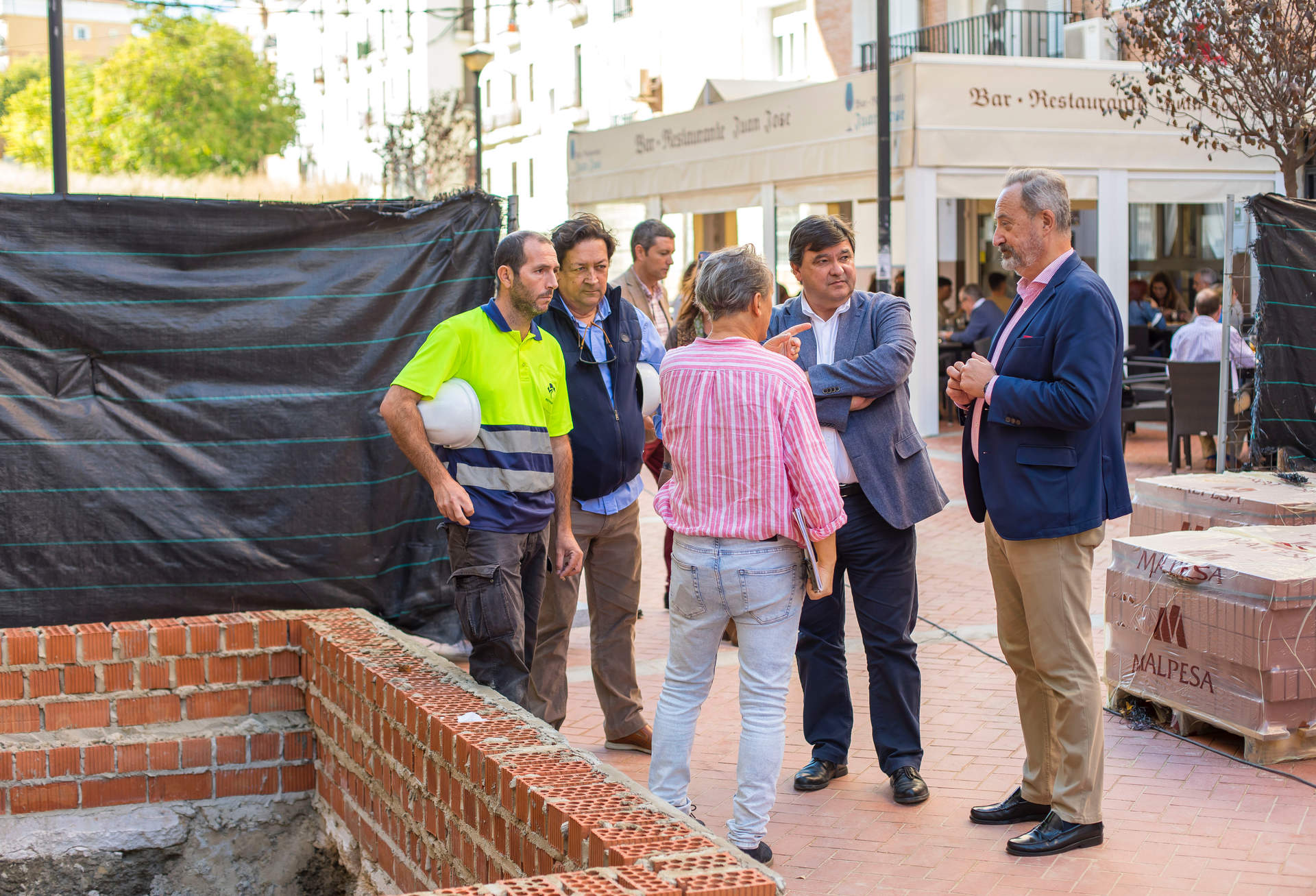 Visita del alcalde a las obras de peatonalización Villamundaka
