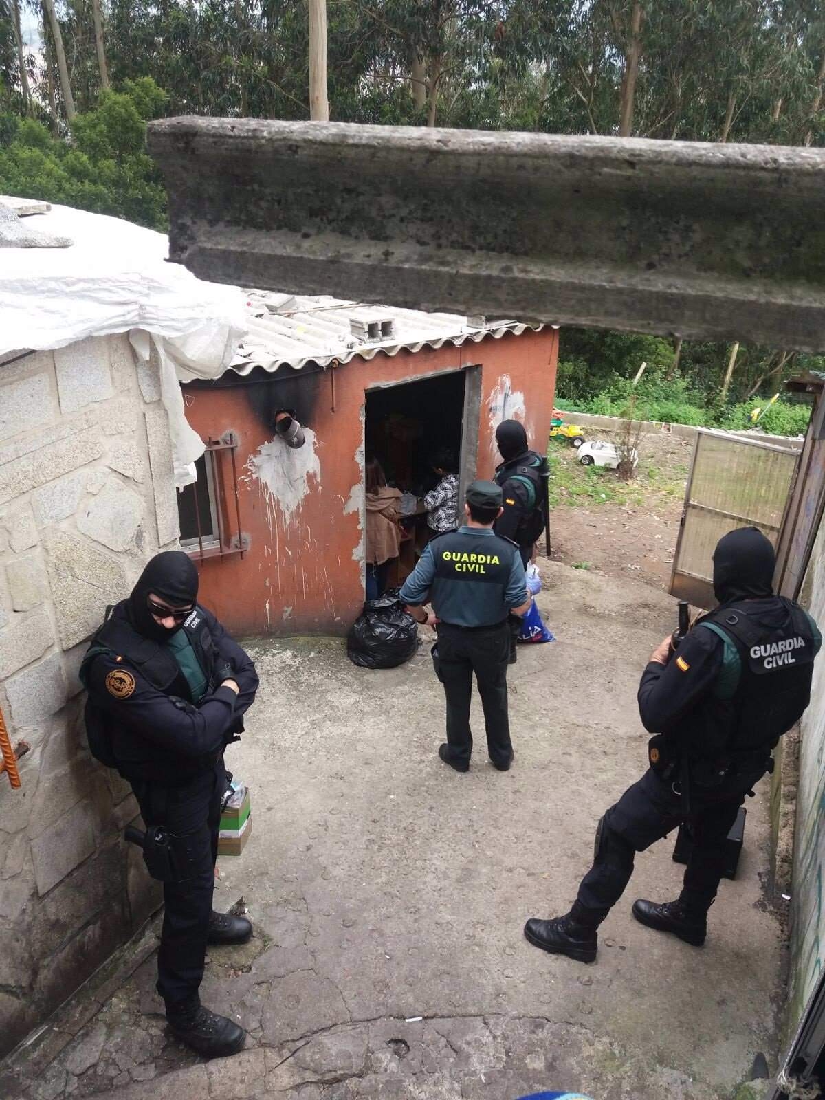 Agentes de la Guardia Civil durante la intervención en Lepe