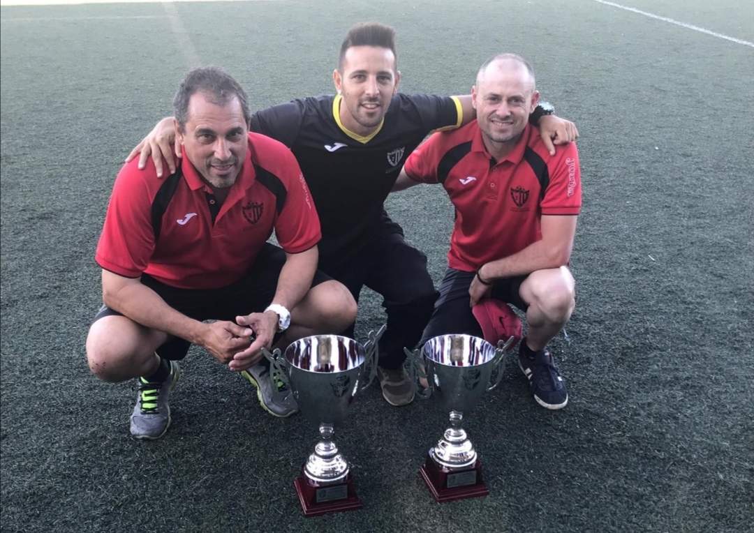 En un campo de fútbol con compañeros