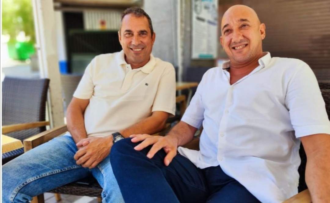 Junto a su hermano