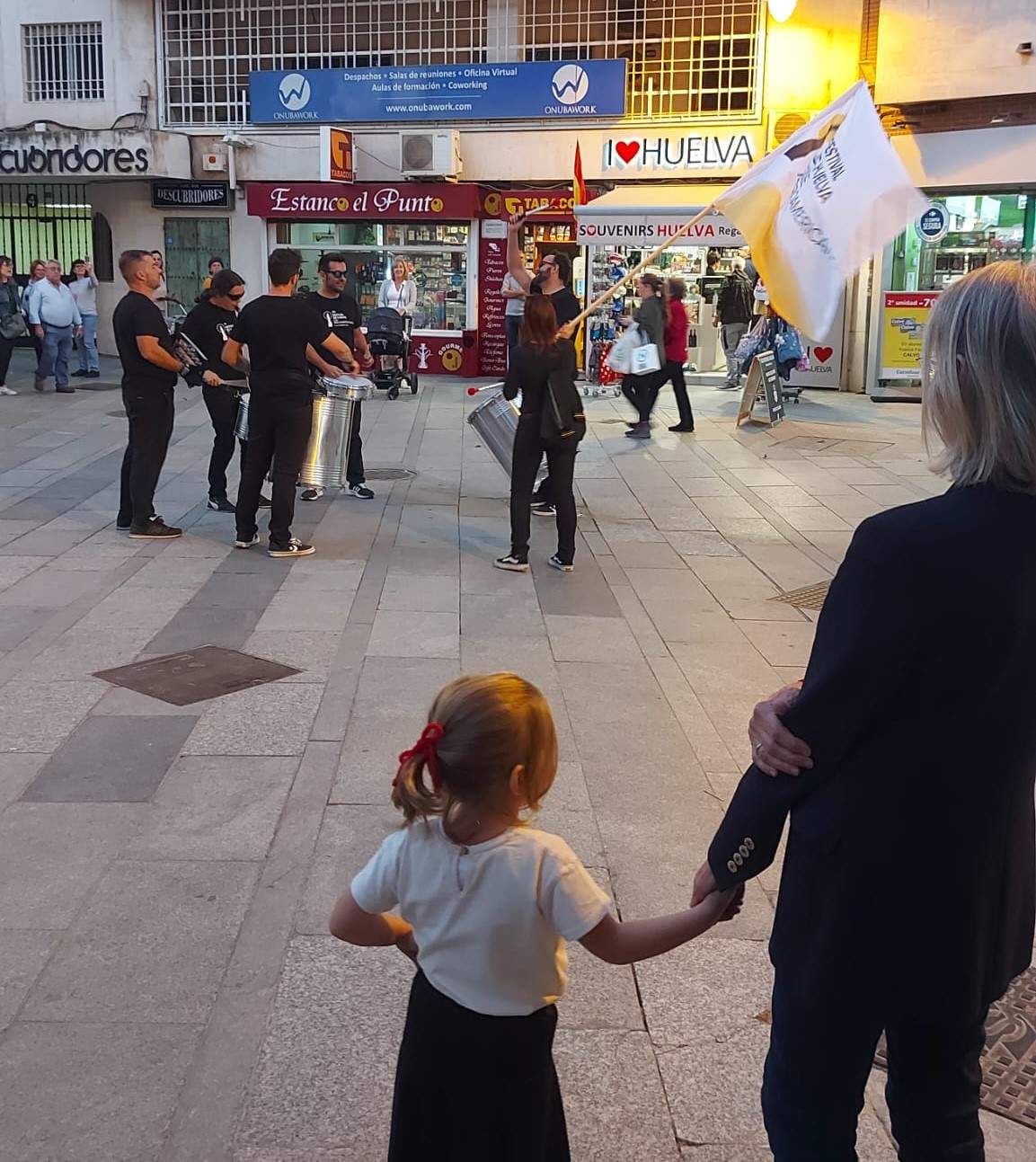 Los paseantes se encuentran ya con la ciudad animada y con sabor y sonido a cinematografía