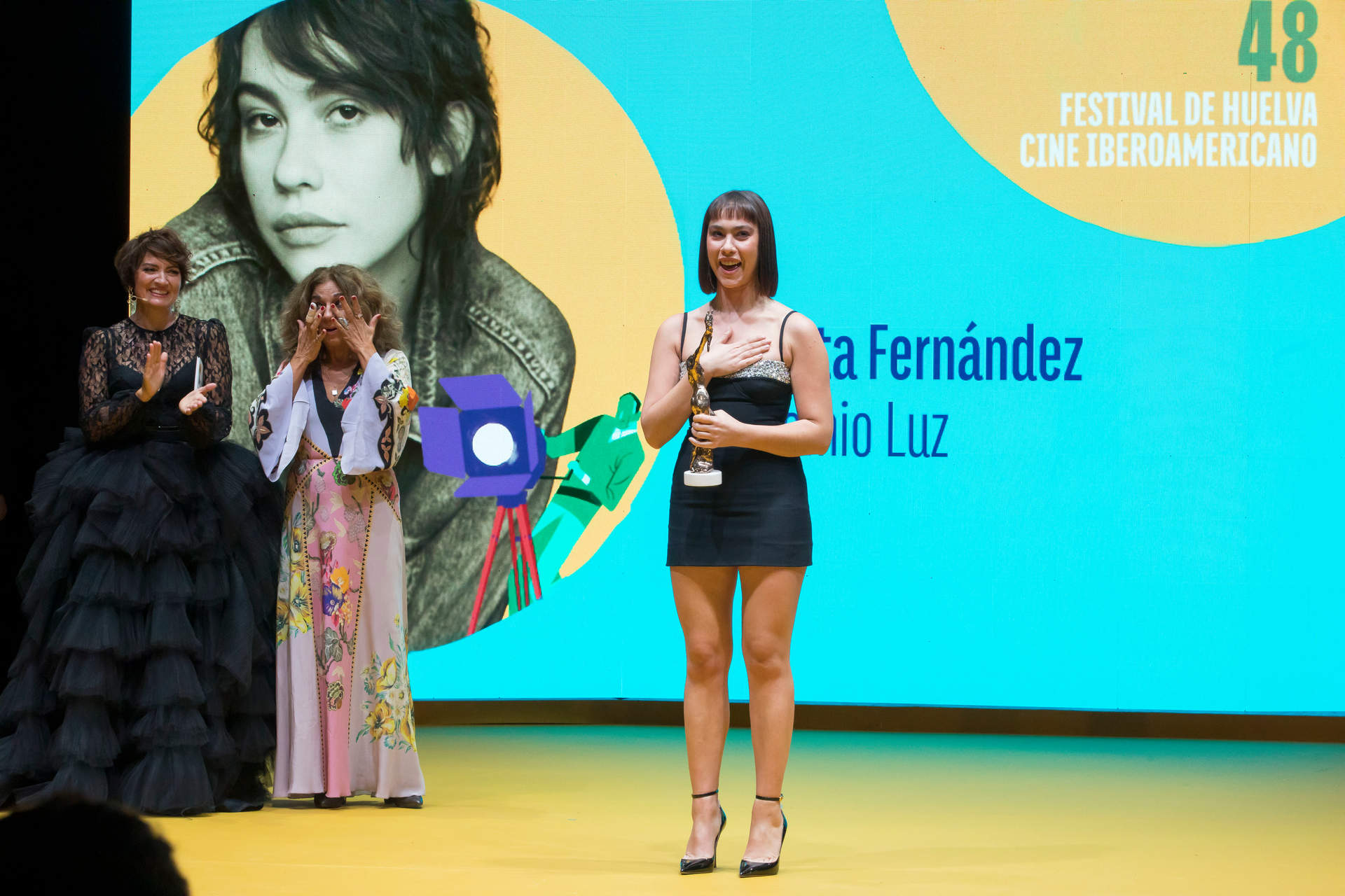Greta Fernández al recoger el Premio Luz.