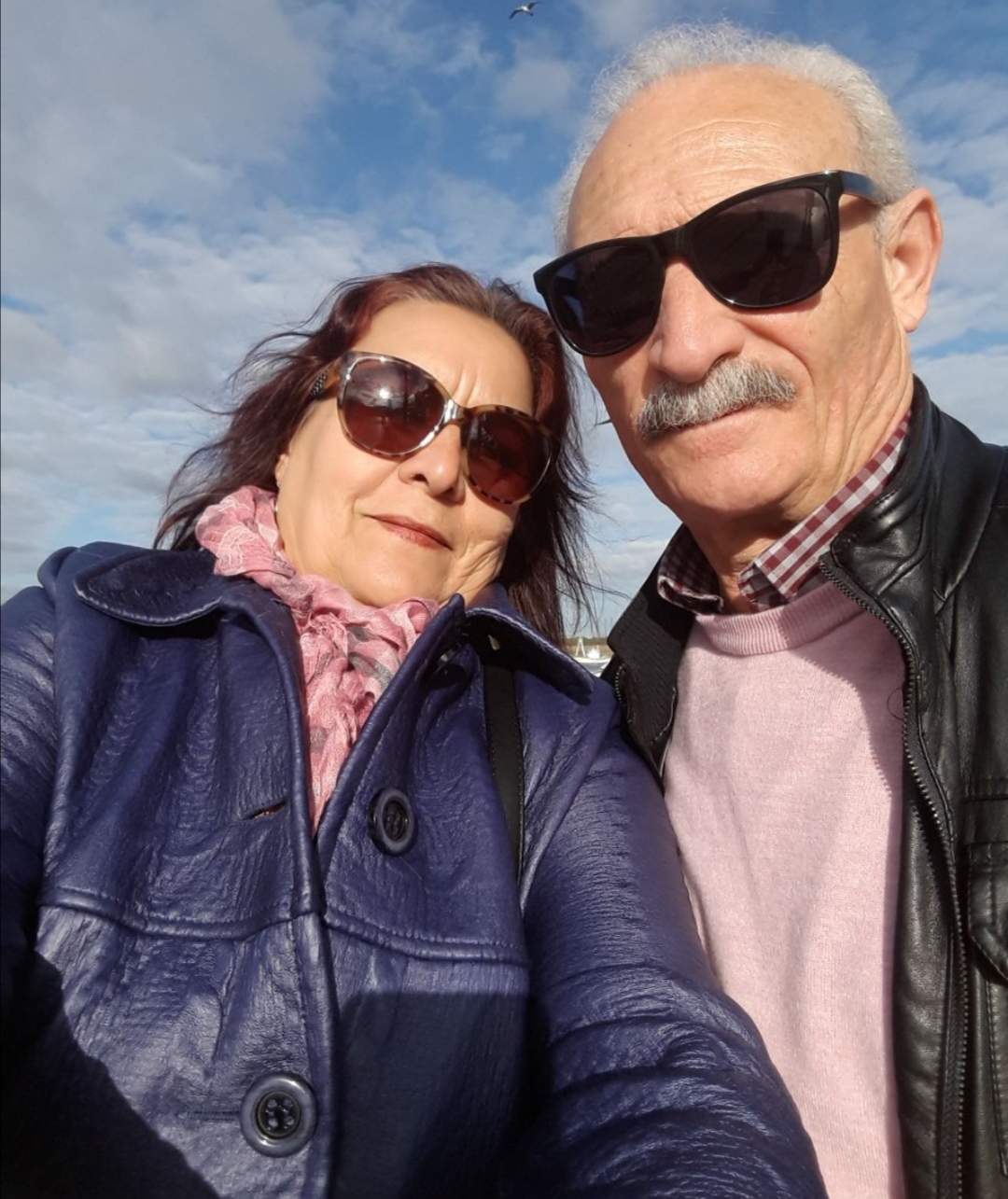 Junto a su esposa