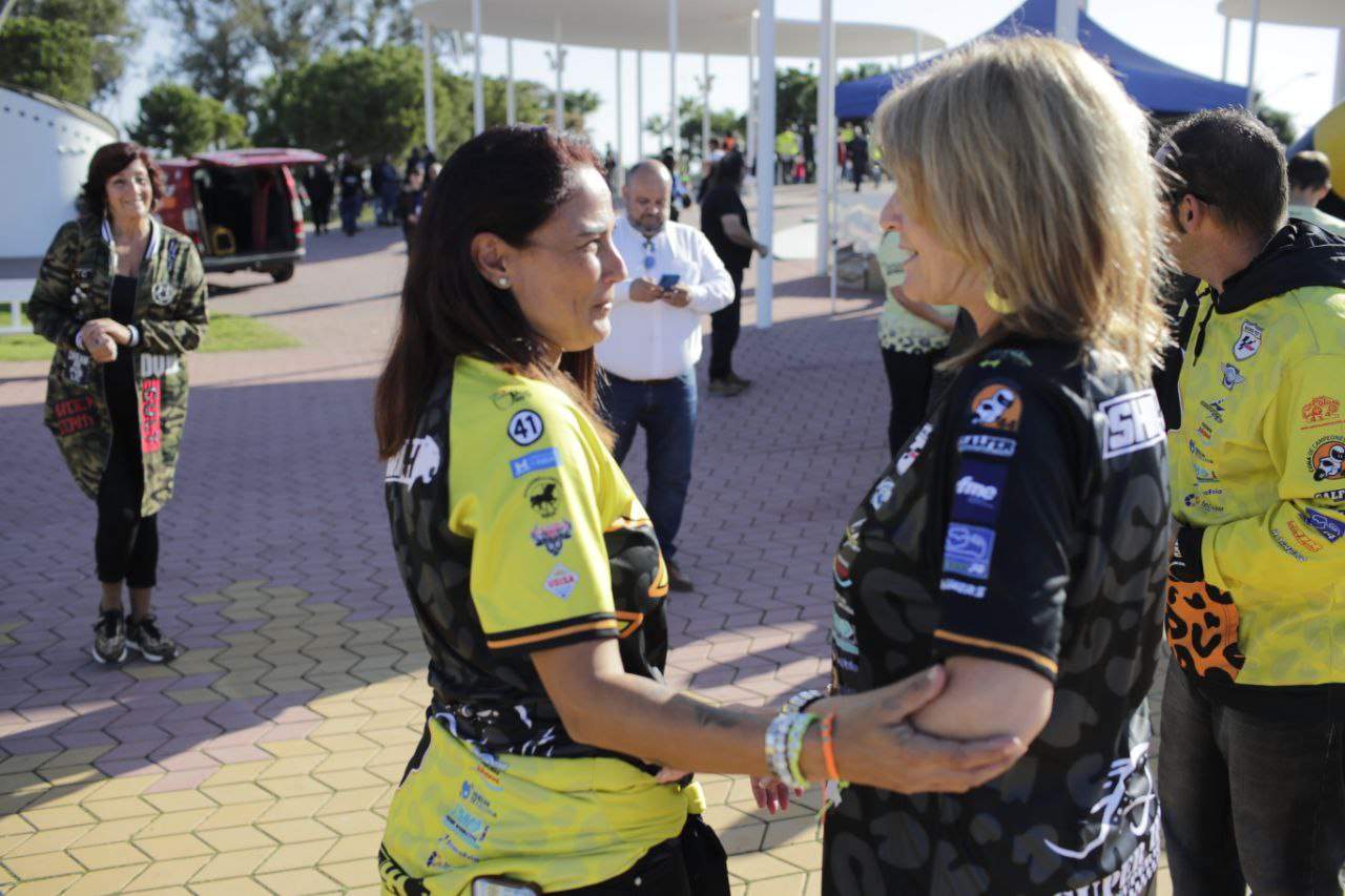 Pilar Miranda saluda a la madre del piloto.