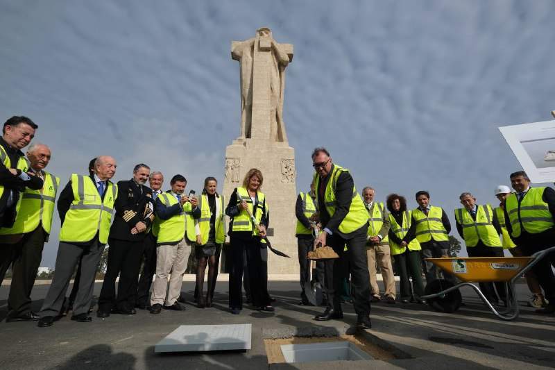 Instalación de la simbólica primera piedra.