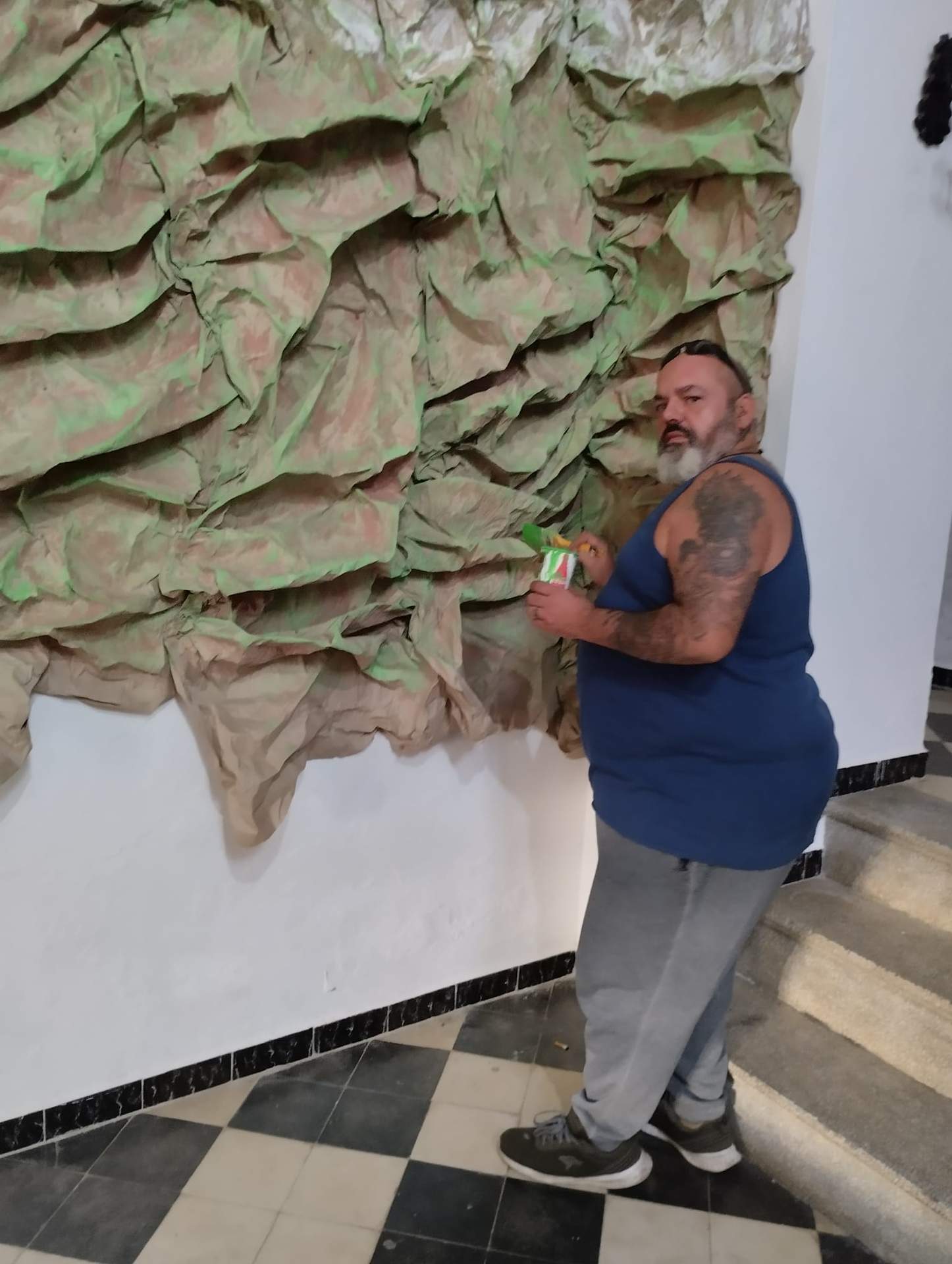 Uno de los vecinos preparando el decorado