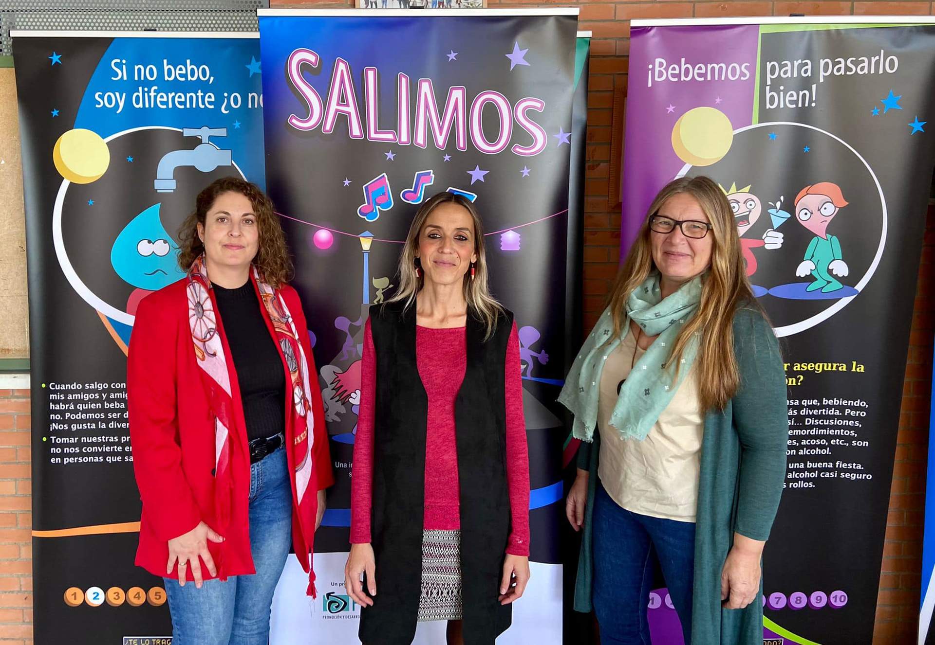 La concejala, la tecnico de Juventud y la directora del centro educativo en la presentación de la campaña