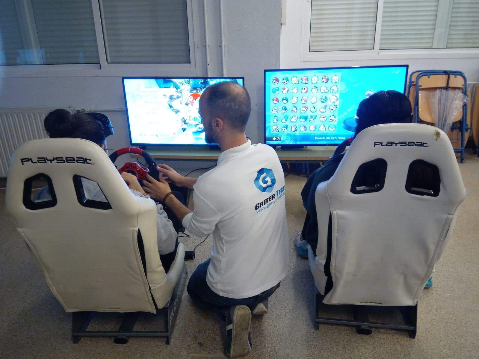 Un monitor de Gamer Tech les explica el juego a los alumnos