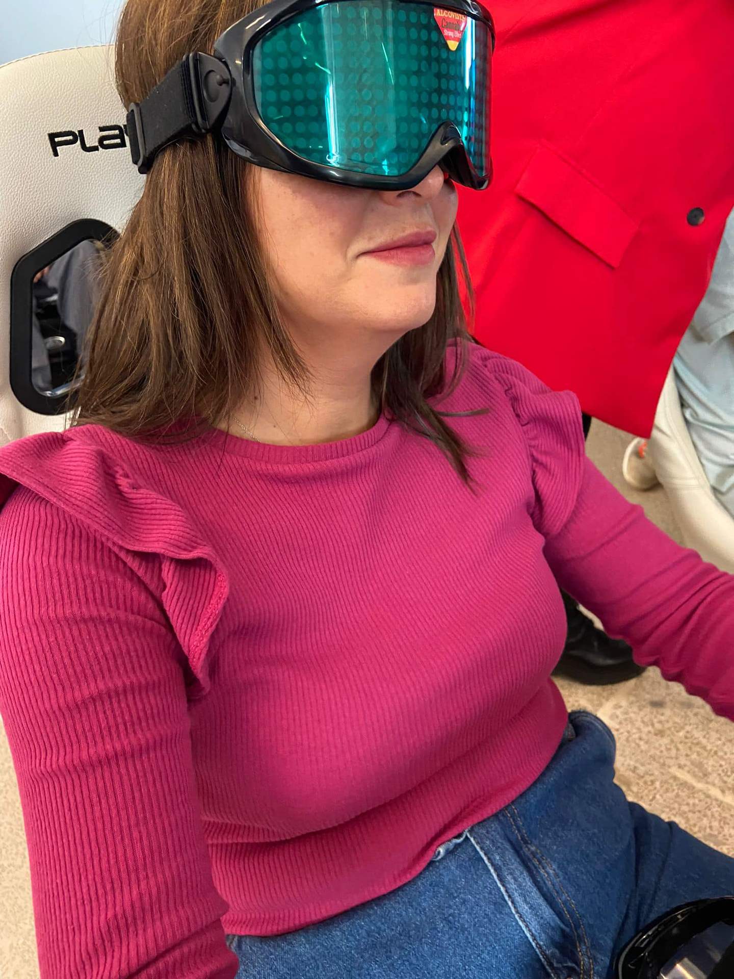 Una de las concejalas prueba las gafas que simulan el consumo de canabis