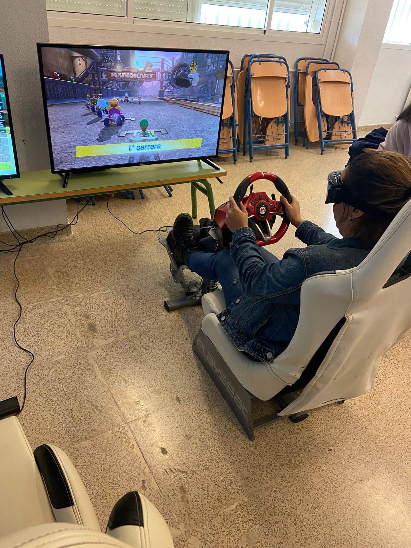 La profesora prueba el juego con unas gafas que simulan conducir bajo los efectos del alcohol