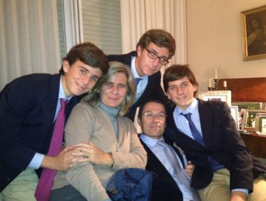 Junto a su esposa e hijos