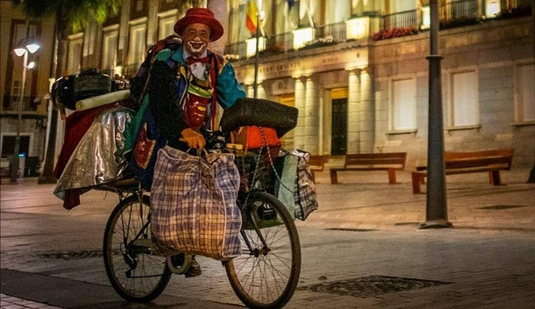 De regreso a su casa, en bicicleta cargada de cacharros infantiles