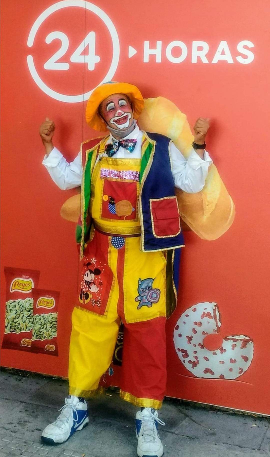 En una simpática pose