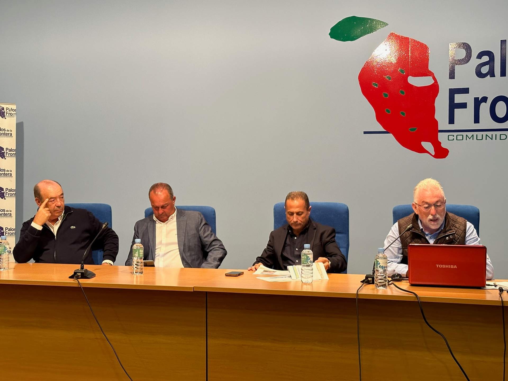 Mesa presidencial de la Comunidad de Regantes