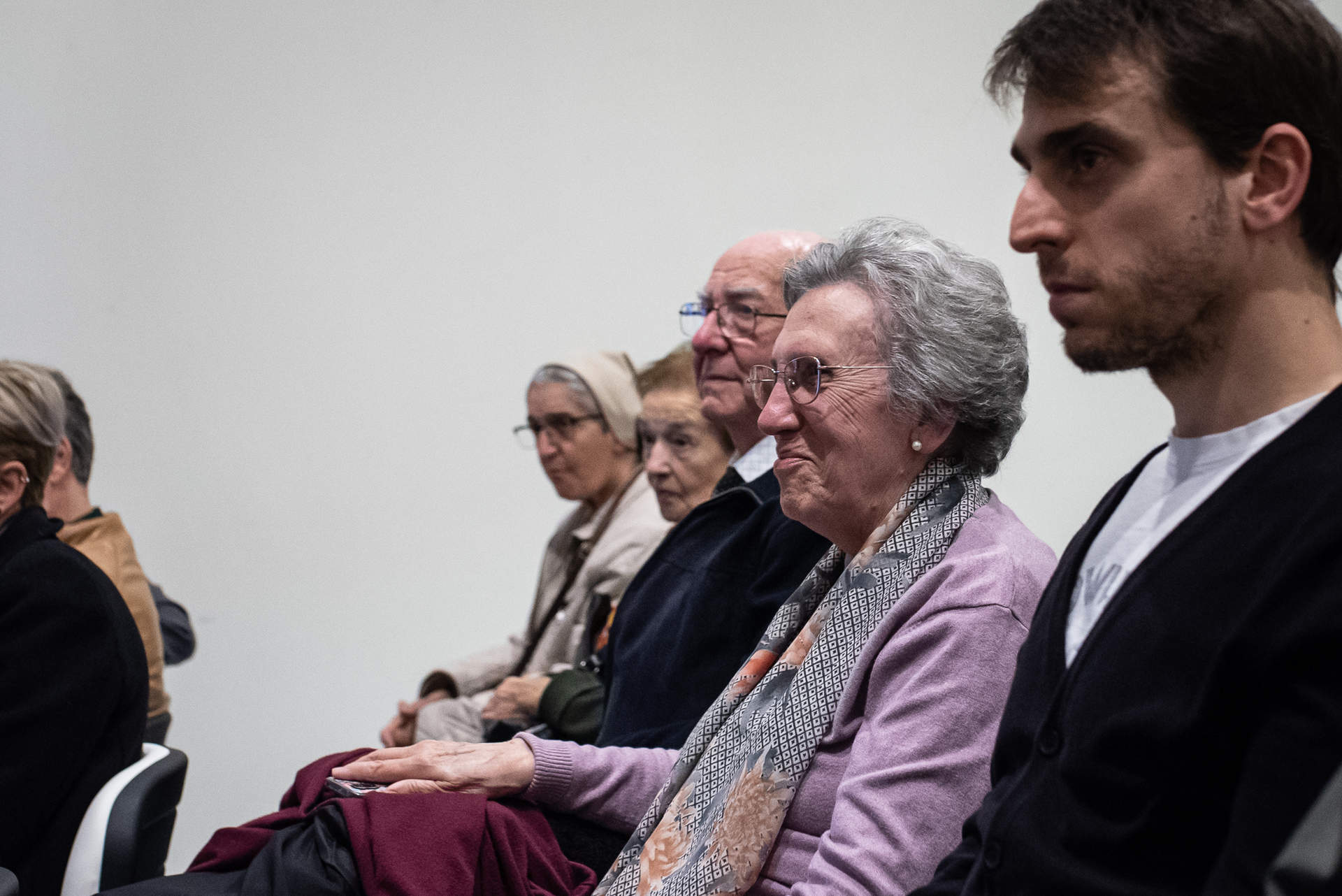 La madre de Esther Bazán, atenta al discurso de su hija.