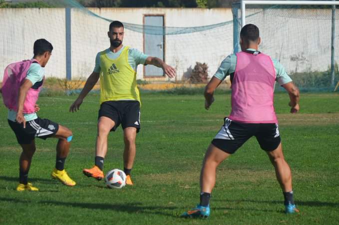 La lesión de Juan Delgado obliga al Recreativo a acudir al mercado.