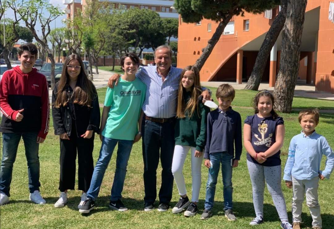 Santos Gallego junto a sus nietos