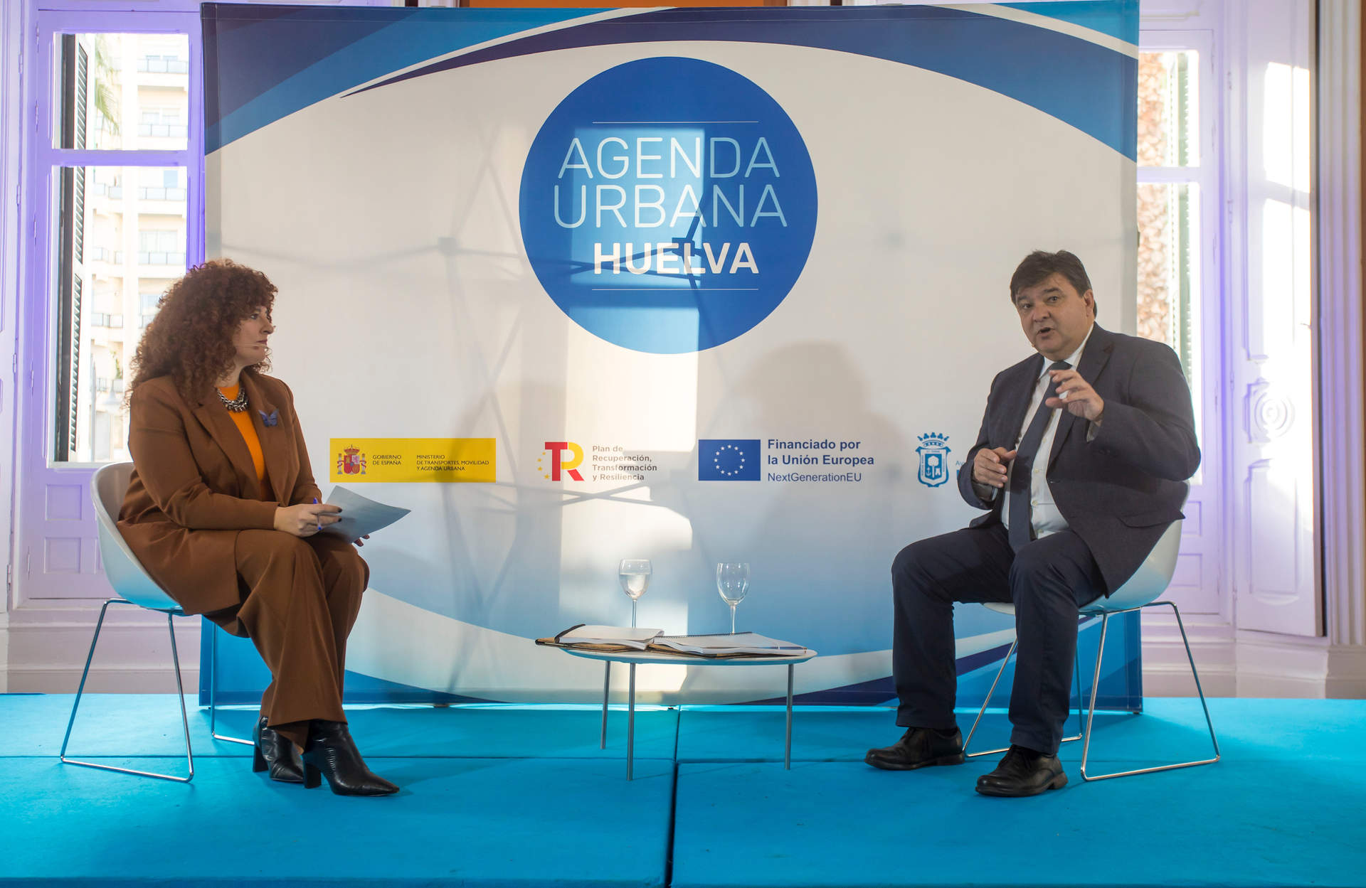 Gabriel Cruz durante el acto junto a Angela Mera