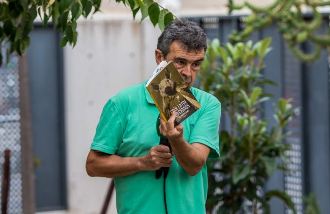 Mostrando parte de su obra literaria