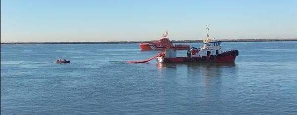Despliegue de barrera para evitar la progresión de la mancha de fuel hacia las playas orientales