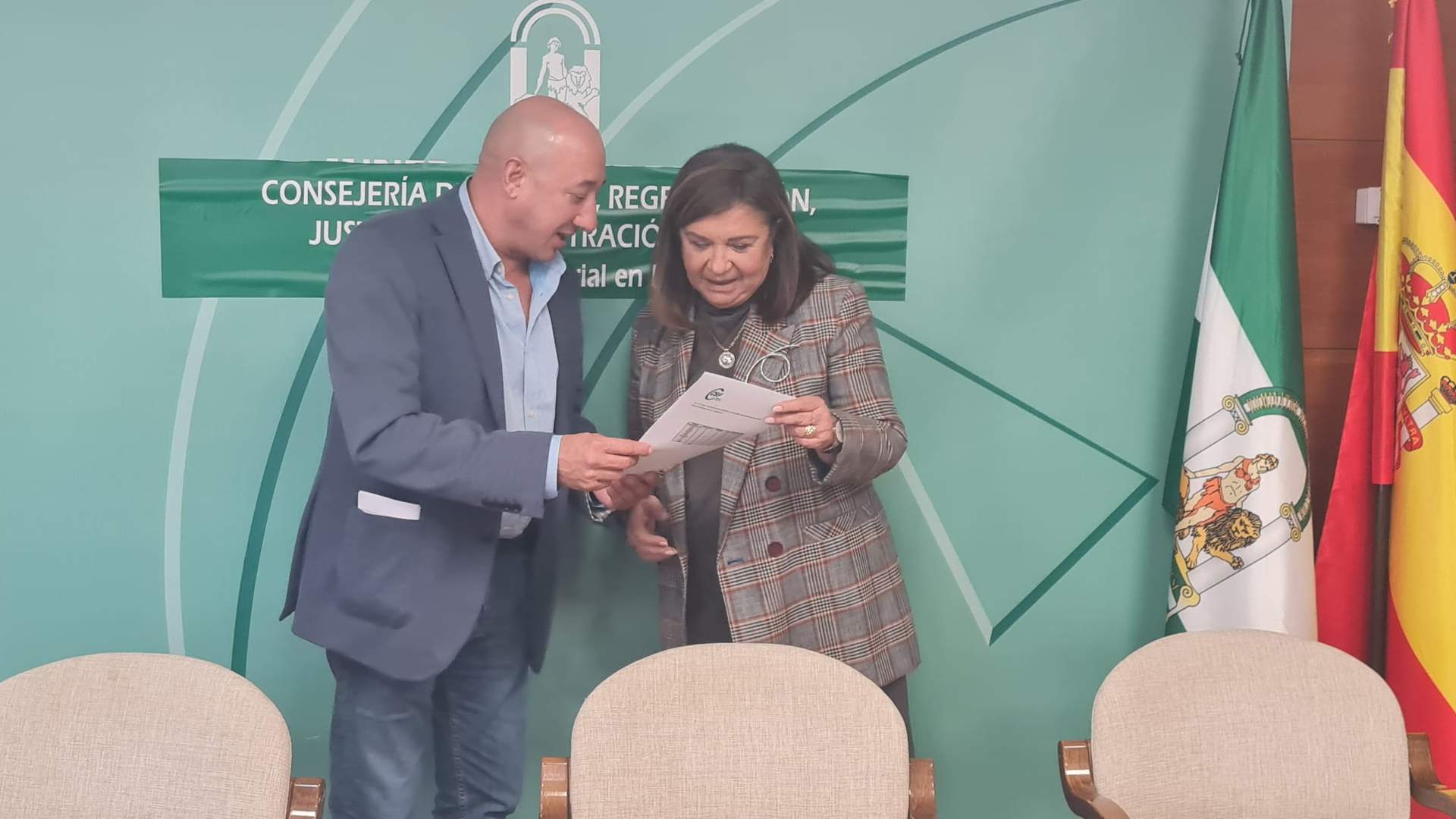 Entrega del informe que denuncia las graves carencias de personal en Sanidad, Educación y Justicia