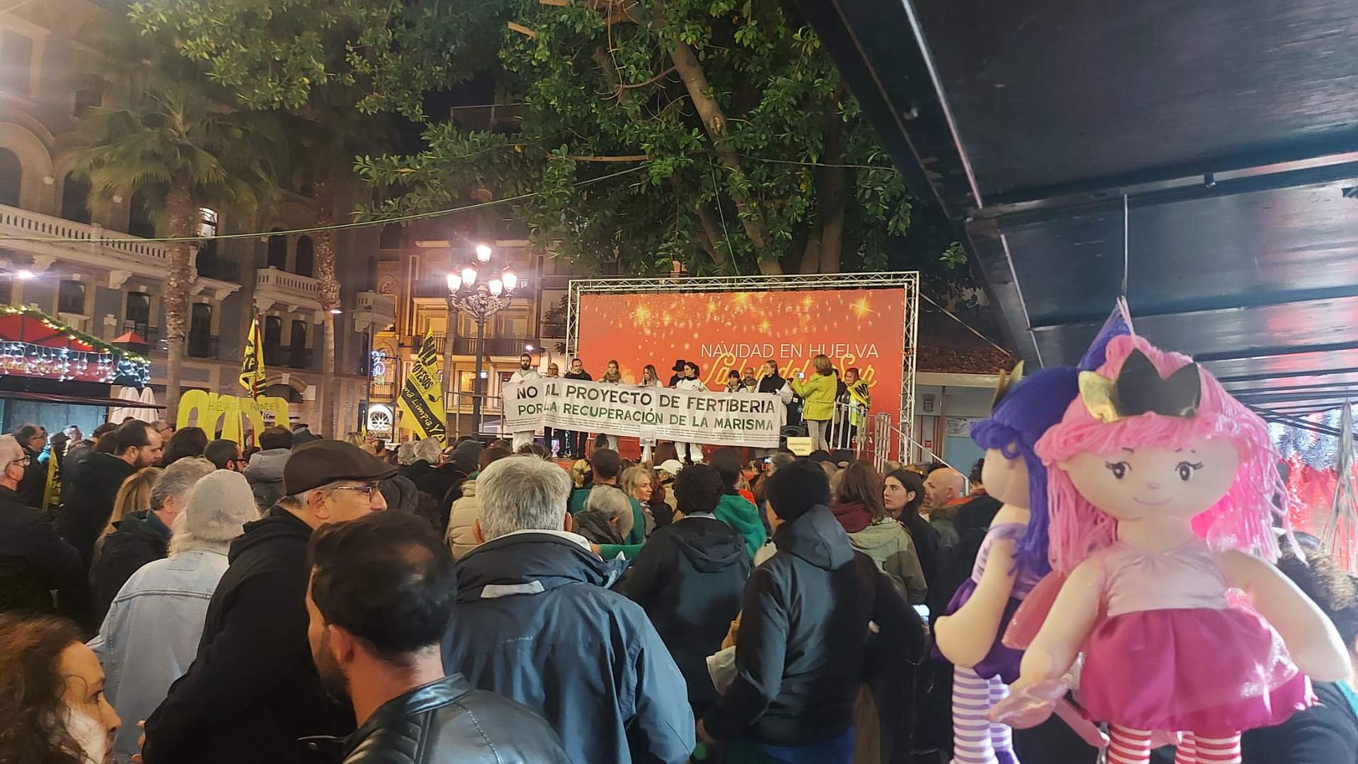 Manifestantes, entre los puestos navideños de la Plaza de las Monjas.